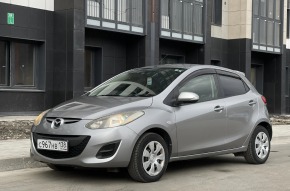 Mazda Demio 2012 года серая, вид спереди