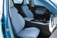 Geely Emgrand 2023 голубой салон передний ряд