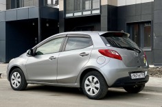 Mazda Demio 2012 года серая вид сзади