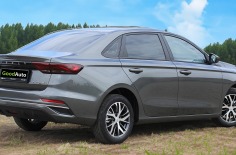 Серый Geely Emgrand 2023 вид сзади