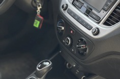 Белый Hyundai Solaris 2021 вид АКПП