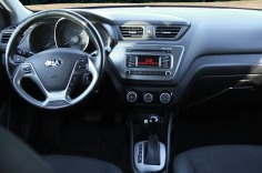 Черный Kia Rio 2018 на автомате вид салона