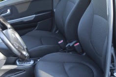 Черный Kia Rio 2018 вид салона спереди