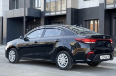 Kia Rio 2019 черный вид сзади