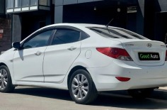 Белый солярис вид сзади